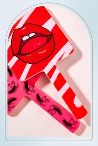 Vue détaillée de miroirs à main portables avec motifs de lèvres rouges et cils roses