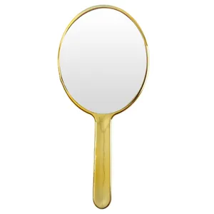 Eleganter ovaler Handkosmetikspiegel mit polierter Goldoberfläche für das Make-up