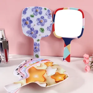 Draagbare handcosmeticaspiegel met verschillende patronen voor make-up en huidverzorging.