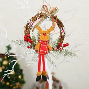 Corona de Navidad de mimbre artesanal con un reno de peluche y bayas rojas decor