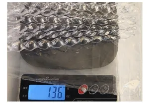 Vista detallada de adornos de carámbanos de Navidad transparentes en una báscula digital