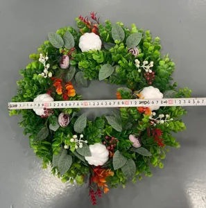 Vue détaillée montrant la mesure du diamètre d'une couronne de citrouille et eucalyptus