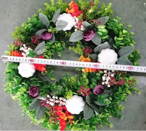 Vue détaillée de la couronne d'automne en eucalyptus avec citrouille, diamètre 40cm