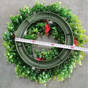 Mesure détaillée du diamètre intérieur de 30 cm d'une couronne d'eucalyptus et citrouille