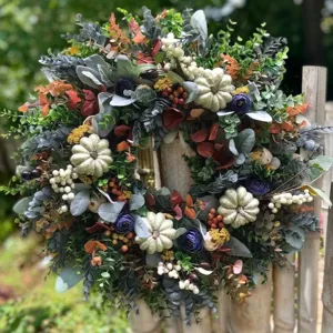 Couronne d'Automne Citrouille Eucalyptus Couronne Artificielle de Feuilles d'Érable de Baies Colorées pour la Décoration de Fête de Noël à la Maison de Porte d'Entrée