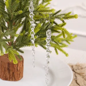 Adornos de carámbanos en espiral transparentes colgados en un pequeño árbol de Navidad