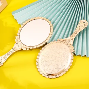 Specchio a mano in stile vintage europeo, dorato con motivi in rilievo complessi