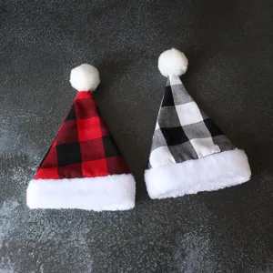 Festliche rot-schwarze Haustier-Weihnachtsmützen mit weichem weißem Plüschbesatz