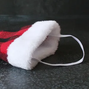 Rot-schwarz karierter Weihnachts-Haustierhut mit weißem Plüschrand und Gummiband