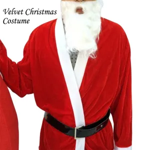 Dettaglio del costume da Babbo Natale in velluto rosso con barba bianca e cintura