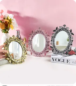 Dettaglio di tre specchi da trucco stile vintage europeo elettroplaccato in oro e rosa