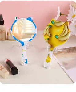 Nahaufnahme von katzenförmigen Handspiegeln mit kreativem Bananenprint und Blumendesign