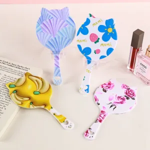 Set aus katzenförmigen Handspiegeln mit vielfältigen kreativen Blumen- und Fruchtprints