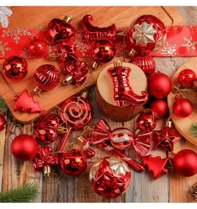 Vielfalt an roten Weihnachtsdekorationen wie Kugeln, Sternen und Zuckerstangen.