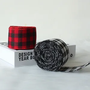 Rubans à carreaux rouges et blancs pour déco de Noël DIY sur livre blanc