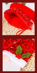 Gros plan d'une chaussette de Noël à paillettes rouges avec gnome et feuilles de houx.