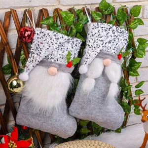 Paire de chaussettes de Noël gnome avec bonnets à paillettes argentées et fausse barbe