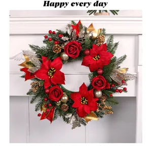 Gedetailleerde rode kerstkrans met kerststerren, rozen en dennenappels voor decor