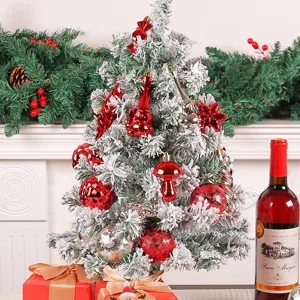 Set de 28 adornos para el árbol de Navidad con colgantes festivos rojos y plateados.