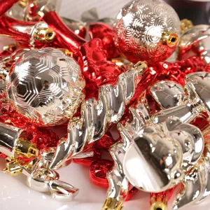 Juego surtido de 28 adornos navideños brillantes rojos y plateados y bolas decorativas