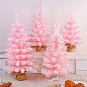 Roze gevlockte kerstbomen met kunstsneeuw voor feestelijke etalagedecoraties.