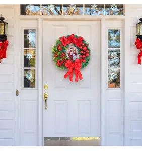 Vista dettagliata della ghirlanda di Natale con presepe e fiocco rosso sulla porta