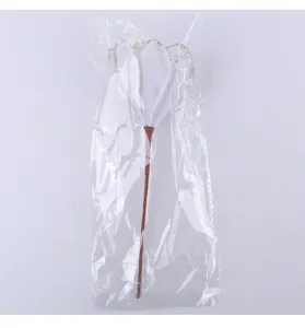 Detailansicht einer künstlichen weißen Weihnachtsblume in einer Klarsichtverpackung