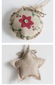 Détail des décorations de Noël en toile de jute rustique en forme d'étoile et fleurs