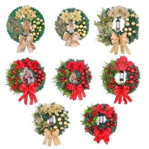 Set di 8 ghirlande natalizie con lanterne, fiocchi e figurine della Sacra Famiglia