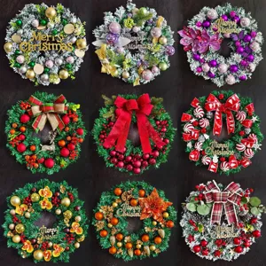 Set van 9 diverse kerstkransen met rode bessen, strikken en vrolijk kerstfeest bordjes.