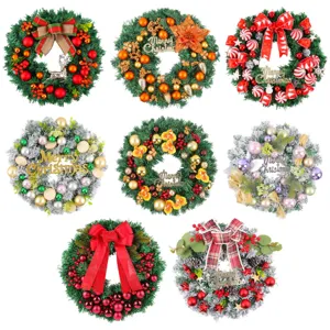Collectie van acht feestelijke kerstkransen met kleurrijke ornamenten, linten en bessen.