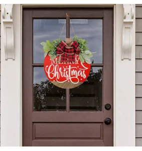 Vue détaillée d'un accroche-porte en bois Merry Christmas avec nœud à carreaux
