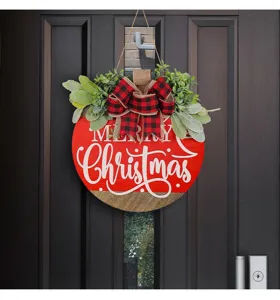 Détail d'une décoration de porte de Noël en bois ronde avec nœud à carreaux