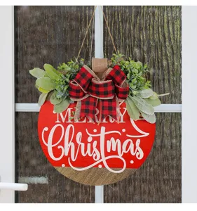 Détail du panneau de porte en bois Joyeux Noël avec nœud à carreaux et verdure