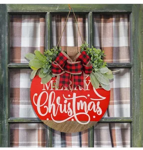 Vue détaillée d'une plaque de porte Merry Christmas avec un nœud à carreaux