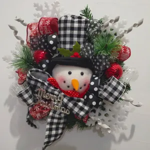 Ghirlanda natalizia con pupazzo di neve, nastri a scacchi e scritta Merry Christmas
