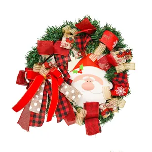 Ghirlanda natalizia festiva con Babbo Natale e nastri scozzesi rossi per porte.