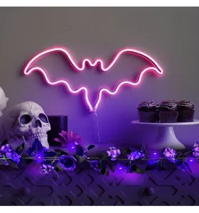 Sfeervolle close-up van een lichtgevende paarse kunstmatige rozenrank voor Halloween feest