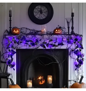 Halloween paarse kunstmatige rozenkrans met LED-lampjes op griezelige schoorsteen