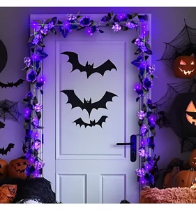 Halloween decoratie paarse kunstmatige rozenslinger met LED-lichtjes op een witte deur