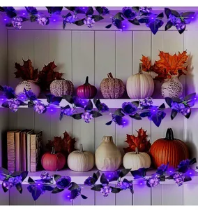 Prachtige paarse kunstmatige rozenrank met LED-verlichting voor Halloween decoratie