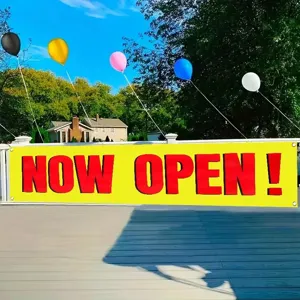 Pancarta amarilla Now Open vibrante para apertura de tienda o decoro de patio