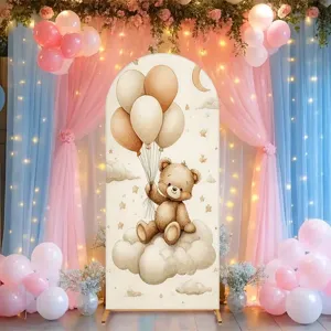 Fondo de arco para fiesta con tierno oso en acuarela sobre una nube y globos.