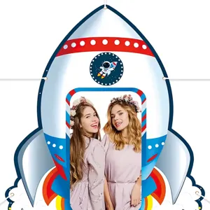 Cartoon raketvormige fotobanner voor decoratie van kinderfeestjes met ruimtethema