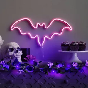 Paarse kunstmatige rozenrank met paarse LED-verlichting voor Halloween-feest