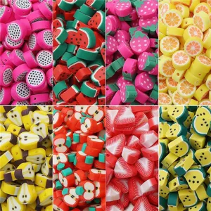 Makroansicht bunter Polymer-Ton-Perlen im Frucht-Design für DIY-Schmuckherstellung.
