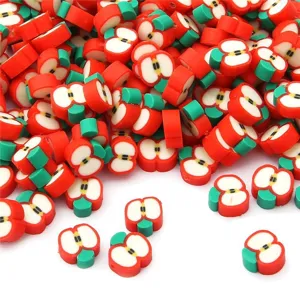Detaillierte Makroansicht roter Polymer-Ton-Perlen in Apfelform für DIY-Schmuck.