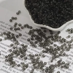 Vista macro dettagliata di perline di vetro grigio scuro trasparenti per artigianato DIY