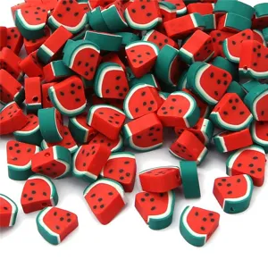 Nahaufnahme von bunten Wassermelonen-Polymer-Ton-Perlen für kreative DIY-Projekte