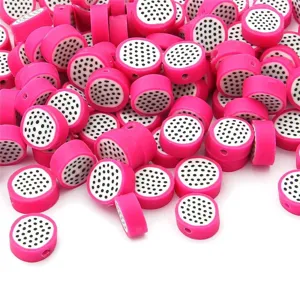 Nahaufnahme von rosa Drachenfrucht-Polymer-Perlen für DIY-Schmuckherstellungsprojekte